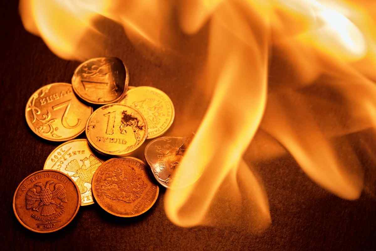 Gold buyer checking today's gold rate in Tirupati before purchasing jewellery